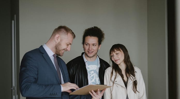 Can a Real Estate Salesperson Work Independently? Can a Real Estate Salesperson Work Independently?